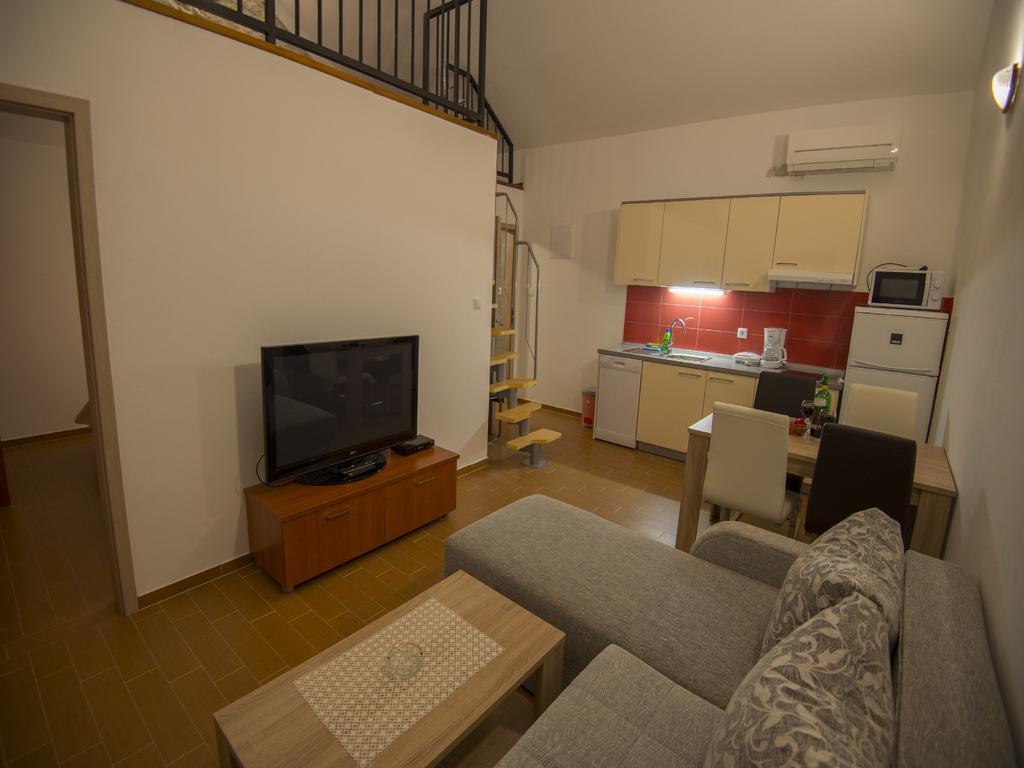 Apartments Punta Starigrad Paklenica Exterior photo